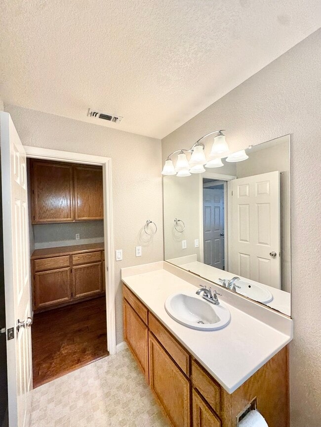 Building Photo - Beautiful 4 bedroom 3 bath home in the Hillsborough community!