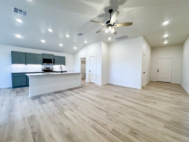 Building Photo - Brand-New 3-Bed in Escondido Crossing!
