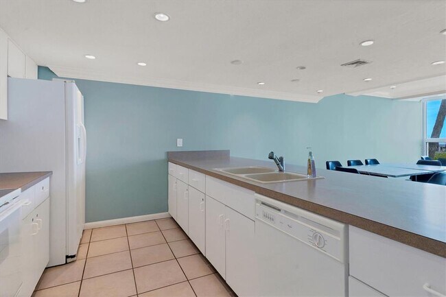 Building Photo - 4485 Gulf of Mexico Dr