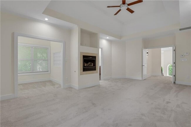 Building Photo - 3228 Silver Lake Dr NE