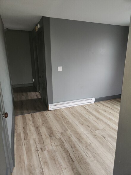 Building Photo - 520 W King St