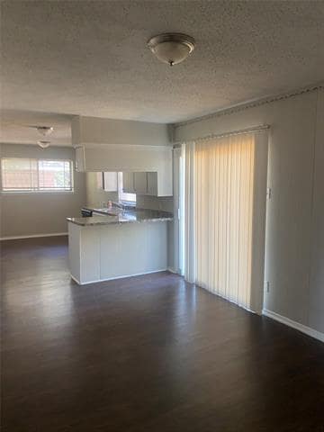 Building Photo - 939 E Red Bird Ln