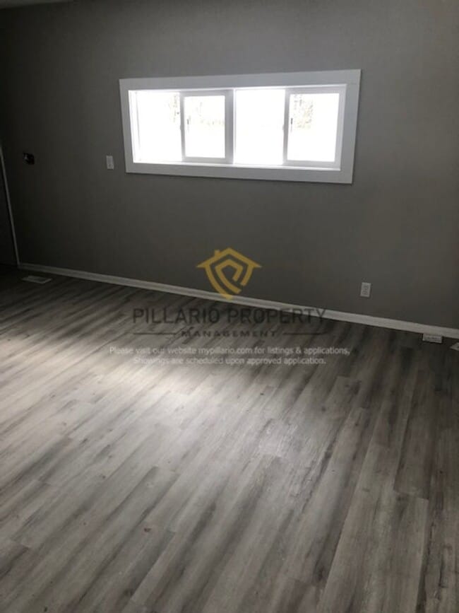 Building Photo - 4-Bedroom Home with Spacious Kitchen & Detached Garage, Available NOW!
