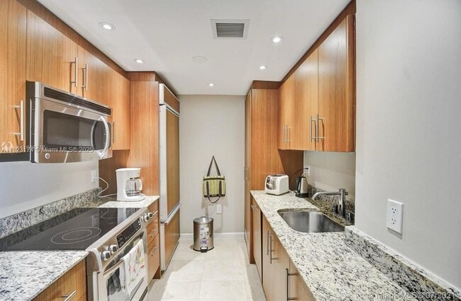 Building Photo - 10275 Collins Ave