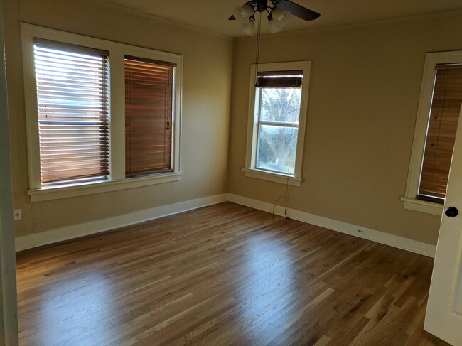 Empty Bedroom - 512 W Gramercy Pl