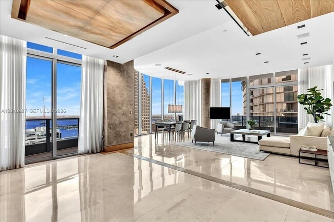 Building Photo - 200 Biscayne Blvd Way