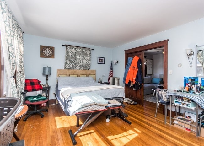 Building Photo - 1093 Main St