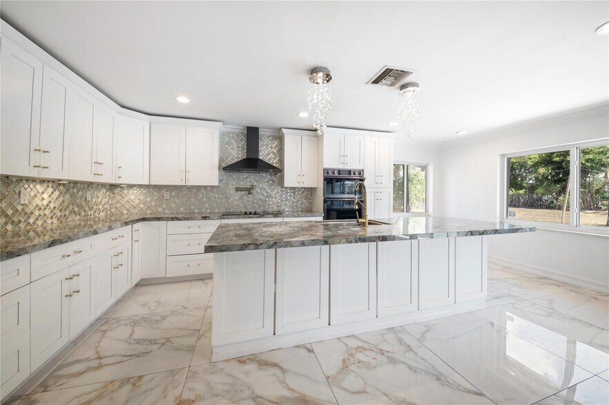 Building Photo - 16770 Lakeview Ct