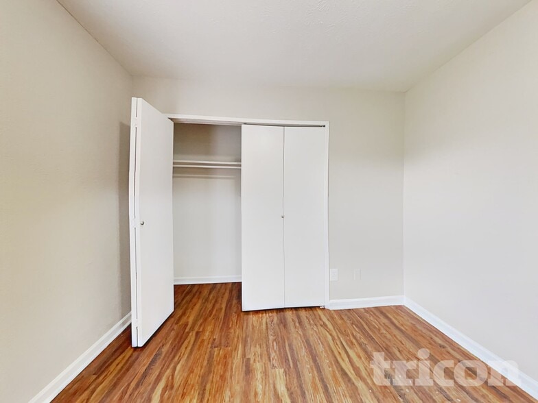 Building Photo - 5030 Ridgecreek Dr