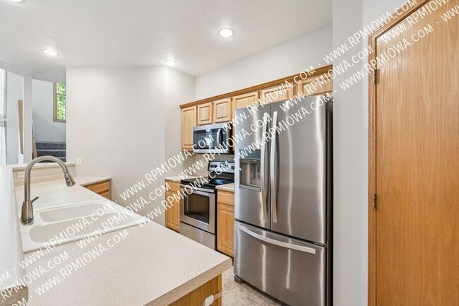 Building Photo - 513 E 4th St