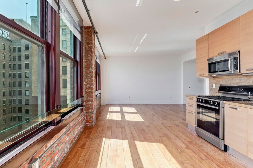 Building Photo - 460 S Spring St