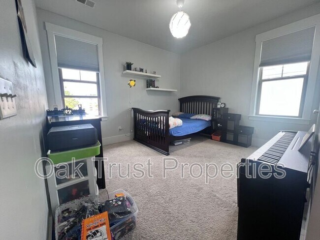 Building Photo - 244 Great Lawn Dr