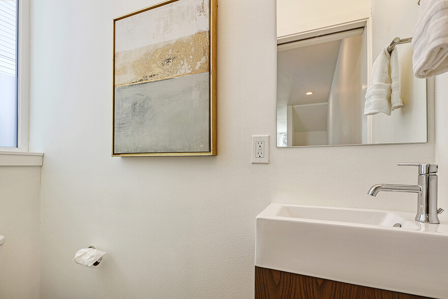 Compact and convenient guest bath just off the kitchen. - 818 N 47th St