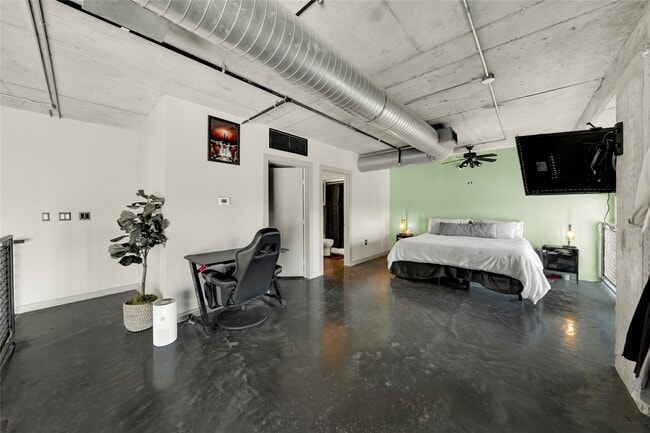 Building Photo - 2000 Bagby St