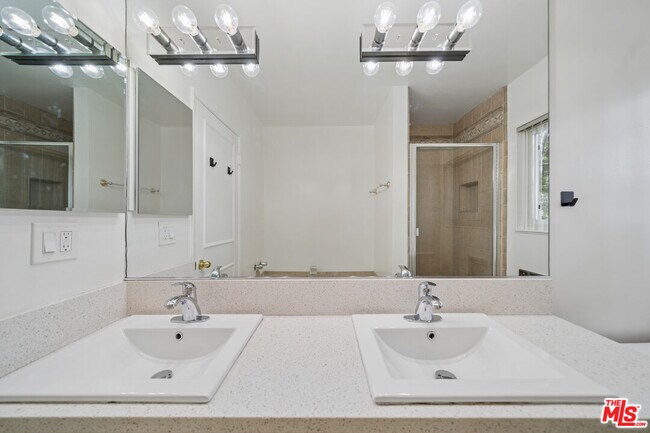 Building Photo - 1520 Hayworth Ave