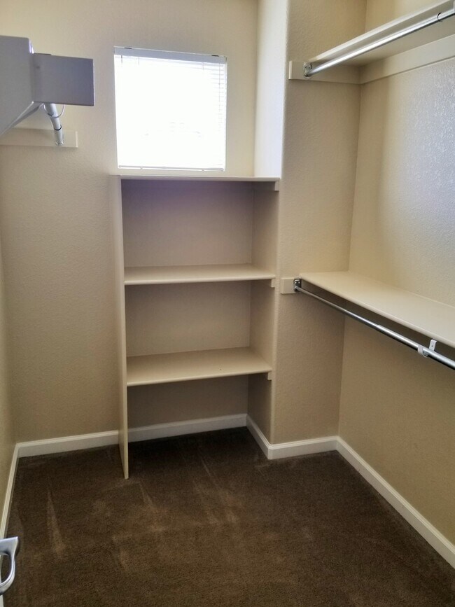 Building Photo - 3 Bedroom, 3.5 Bath End Unit Townhome, 2 C...