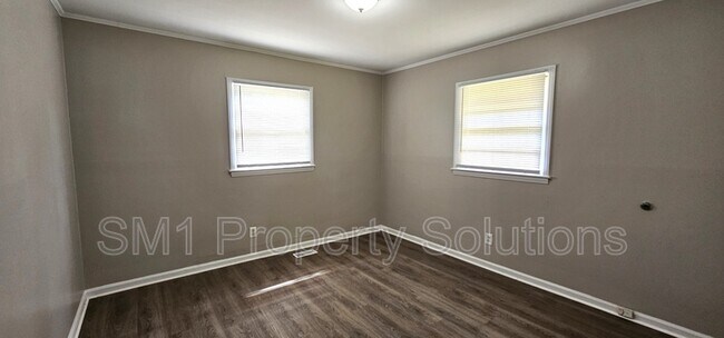 Building Photo - 1702 Spry St