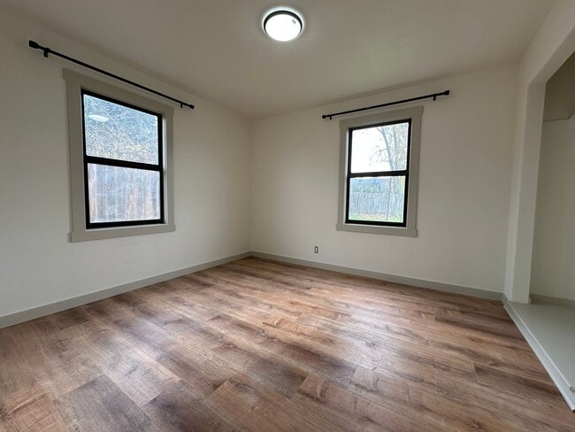 Building Photo - Newly Remodeled 3 bedroom house in Roseburg