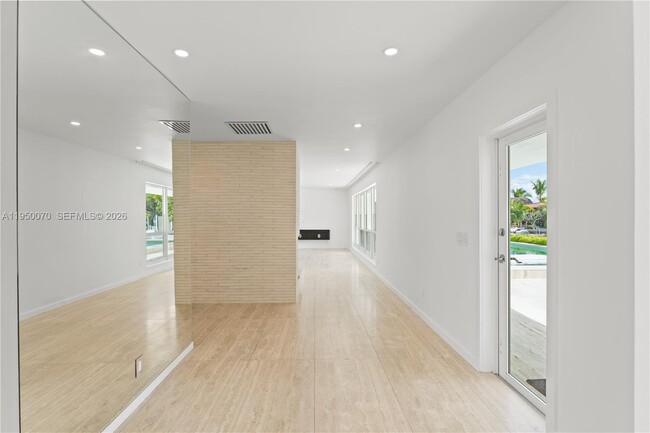 Building Photo - 1250 NE 87th St