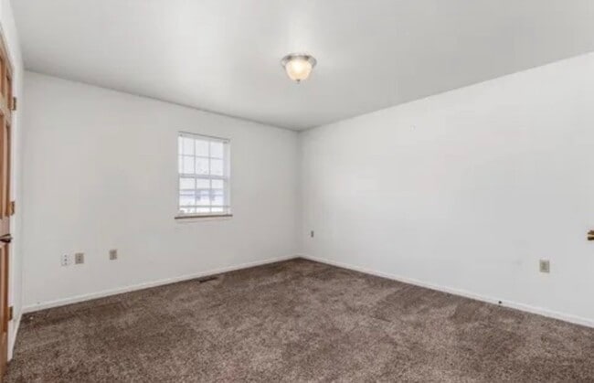 Building Photo - 621 Twin Valley Dr