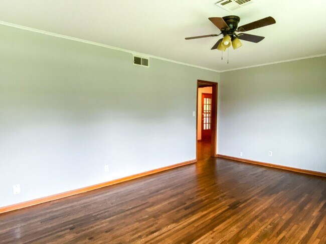 Building Photo - 404 S Garnett Rd