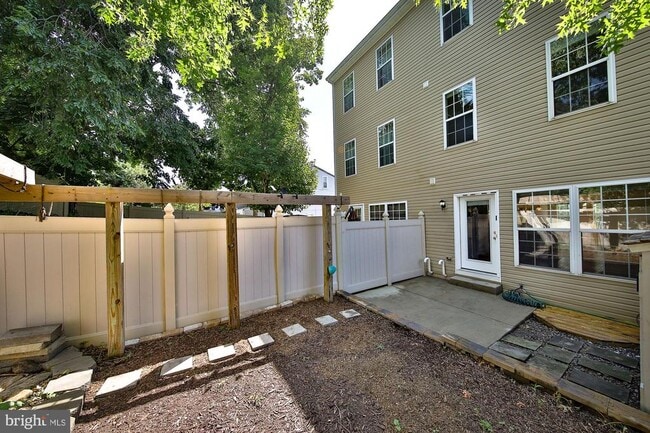 Building Photo - 396 Delmar St