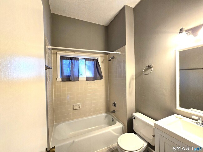 Building Photo - 7 Staunton Ct