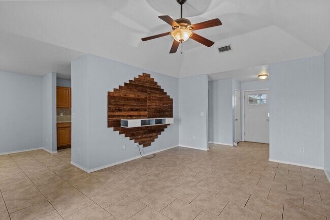 Building Photo - 1708 English Dr