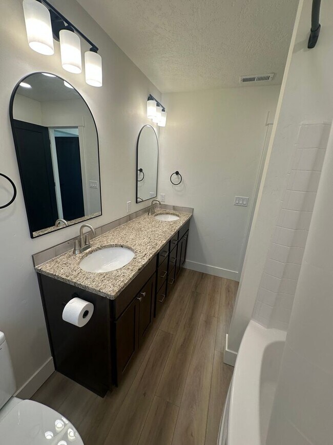 Building Photo - 2 bed, 1 Bath, 1 Car Garage, - Modern Insi...