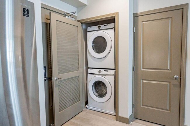 Building Photo - 920 Bayswater Ave