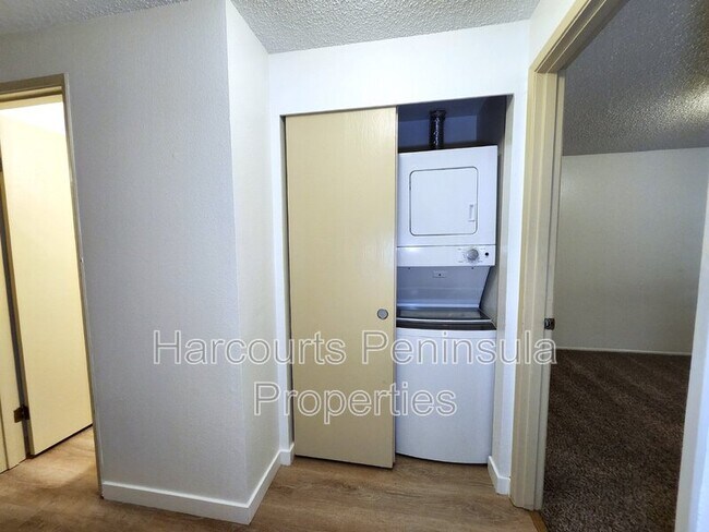 Building Photo - 45 NE Torval Canyon Rd