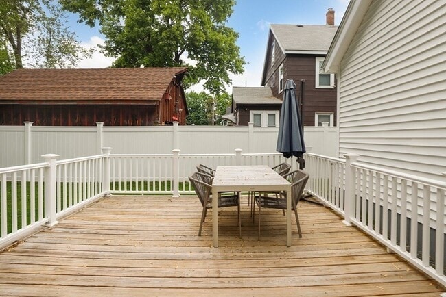 Building Photo - 37 Lindsay St