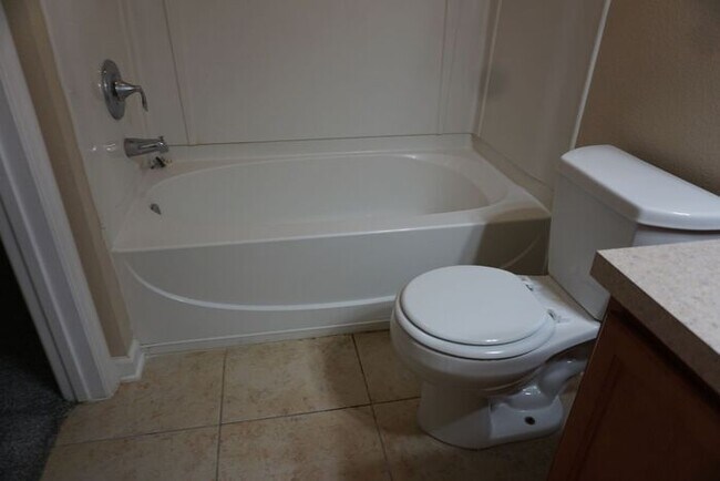 Building Photo - 3 Bedroom 2.5 Bathroom Townhome Near Mill ...