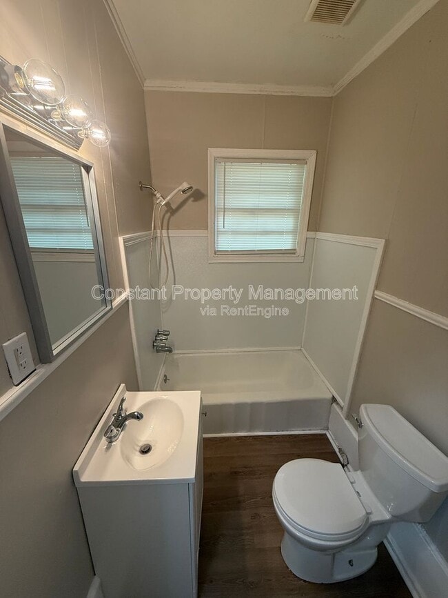 Building Photo - 614 W Poplar St