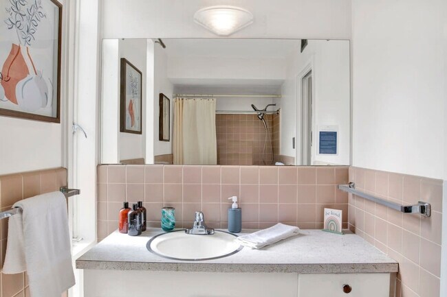 Building Photo - 305 Indian Creek Dr E