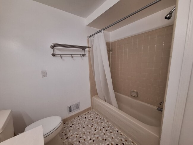 Building Photo - Charming Chesterfield Townhouse