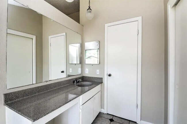 Building Photo - 23119 Naples Dr