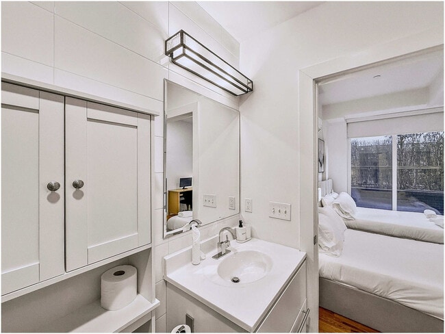 Building Photo - 236 W Thompson St