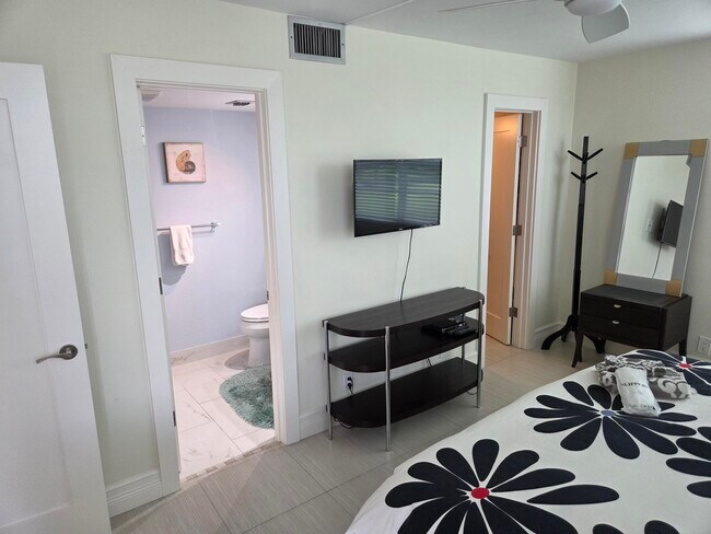 Building Photo - 1831 Sabal Palm Dr