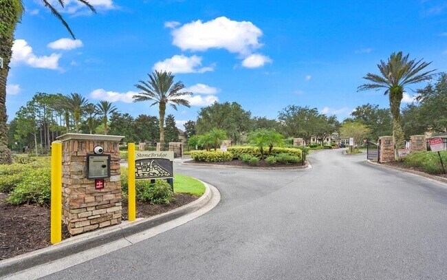 Building Photo - Beautifully updated 2 bed, 2 bath third-fl...