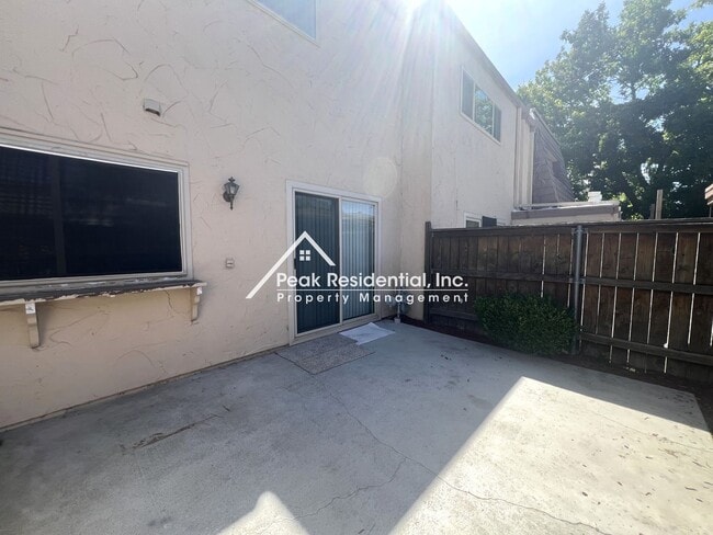 Building Photo - Spacious Carmichael 2bd/2.5ba Townhouse wi...