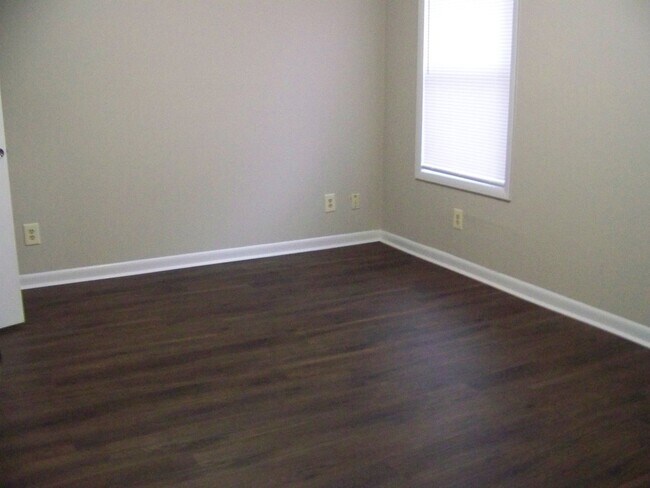 Building Photo - BARTON'S LANDING