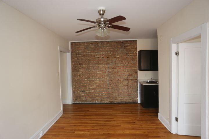 Building Photo - 958 W Cornelia Ave