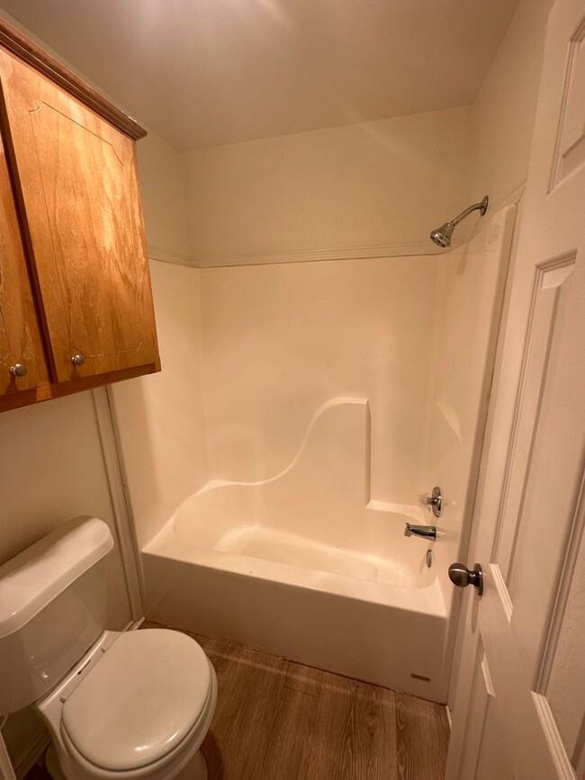 Building Photo - Wonderful updated 2/2/2 off of Milwaukee!