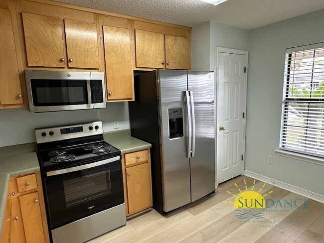 Building Photo - Spacious 2-Bedroom End Unit in Prime Navar...