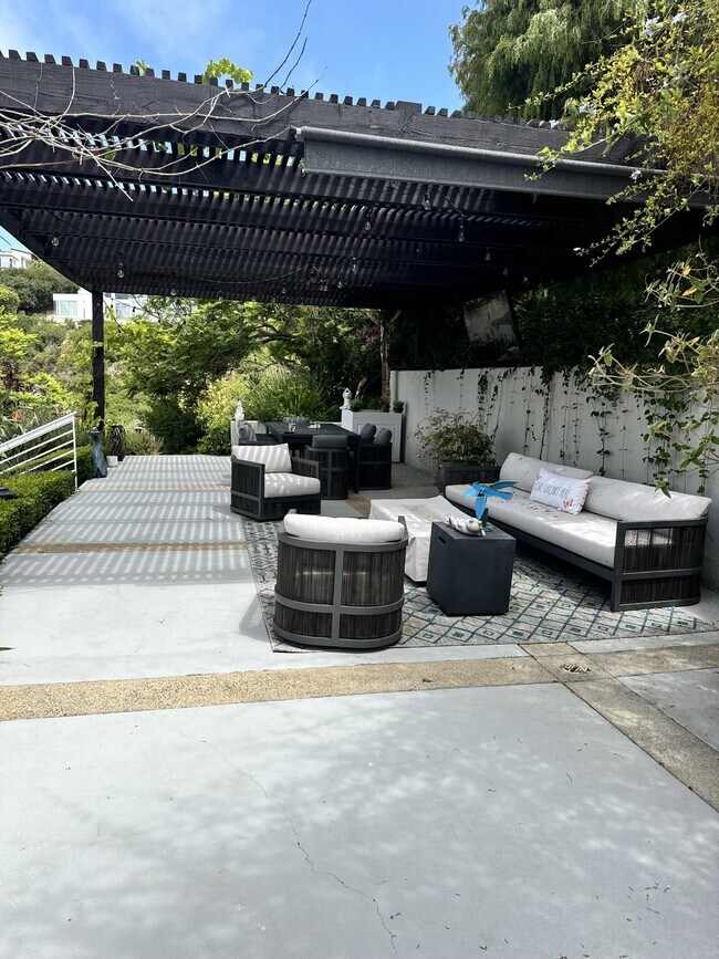 Building Photo - 766 Pelican Dr