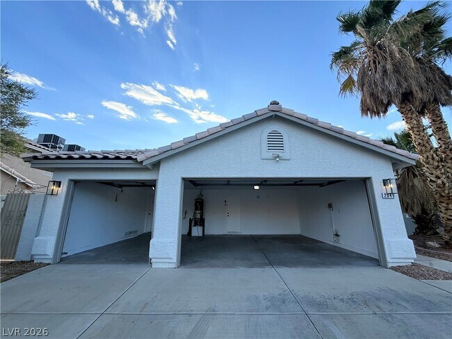 Building Photo - 2049 Maple Springs St