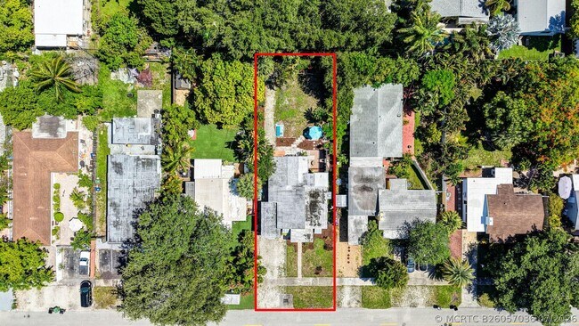 Building Photo - 601 NE 14th Pl