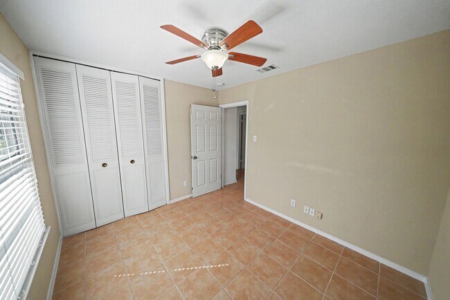 Building Photo - 823 Straight Ln