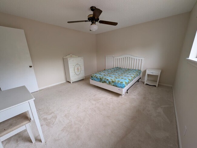 Building Photo - 11807 Highgrove Dr